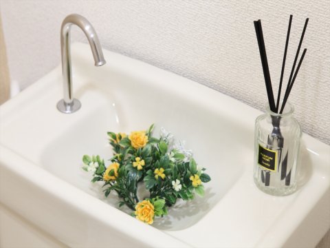 トイレの様子②造花が添えられています。