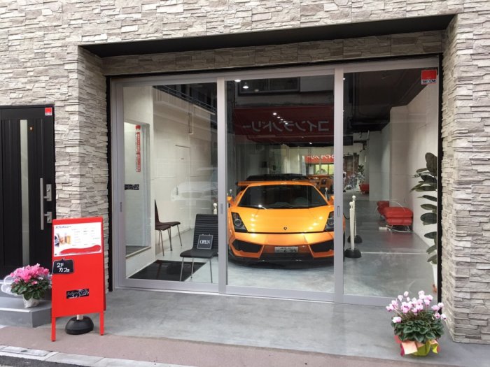 一階はスーパーカーのショールーム