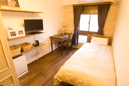 高台にあるデザイナーズ英会話シェアハウスシャトーライフエズの屋上テラスからは周囲の森や街を見渡せて素晴らしい眺めをお楽しみ頂けます♪(´▽`)