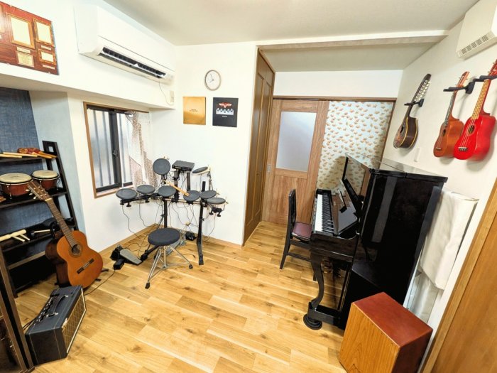 アップライトピアノ、電子ドラム(TD-7 Roland 電子ドラムセット/PD-7,KD-7含む)、小型ギターアンプ、ウクレレ、カホン、その他アコースティック楽器等を共有で使用できます。