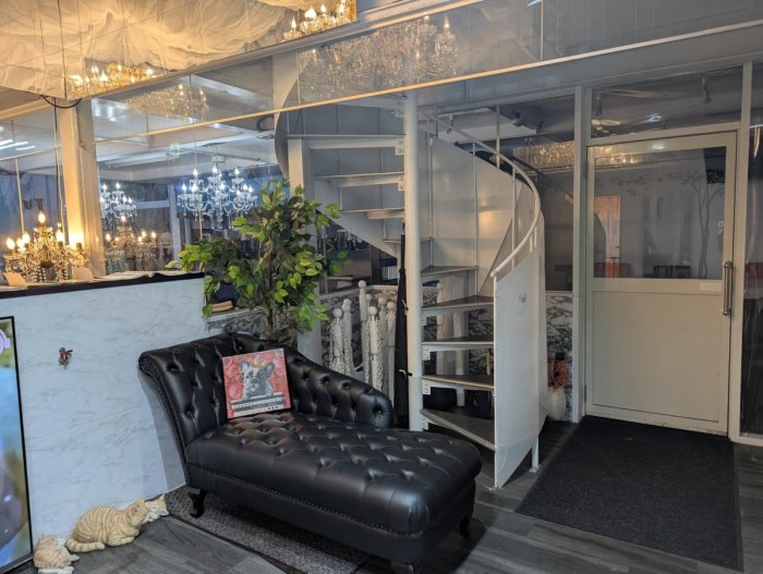 お洒落な螺旋階段から御部屋にお入り頂きます。